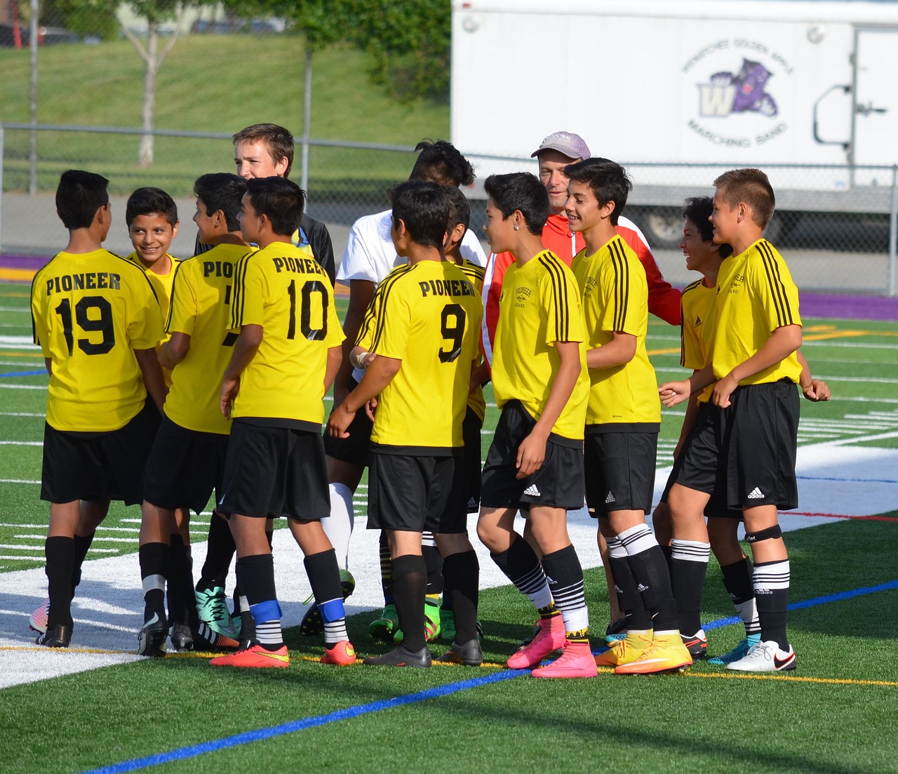 游戏机构如何为游戏玩家和电竞选手提供更多的“除技术支持辅助之外的优惠和福利”？